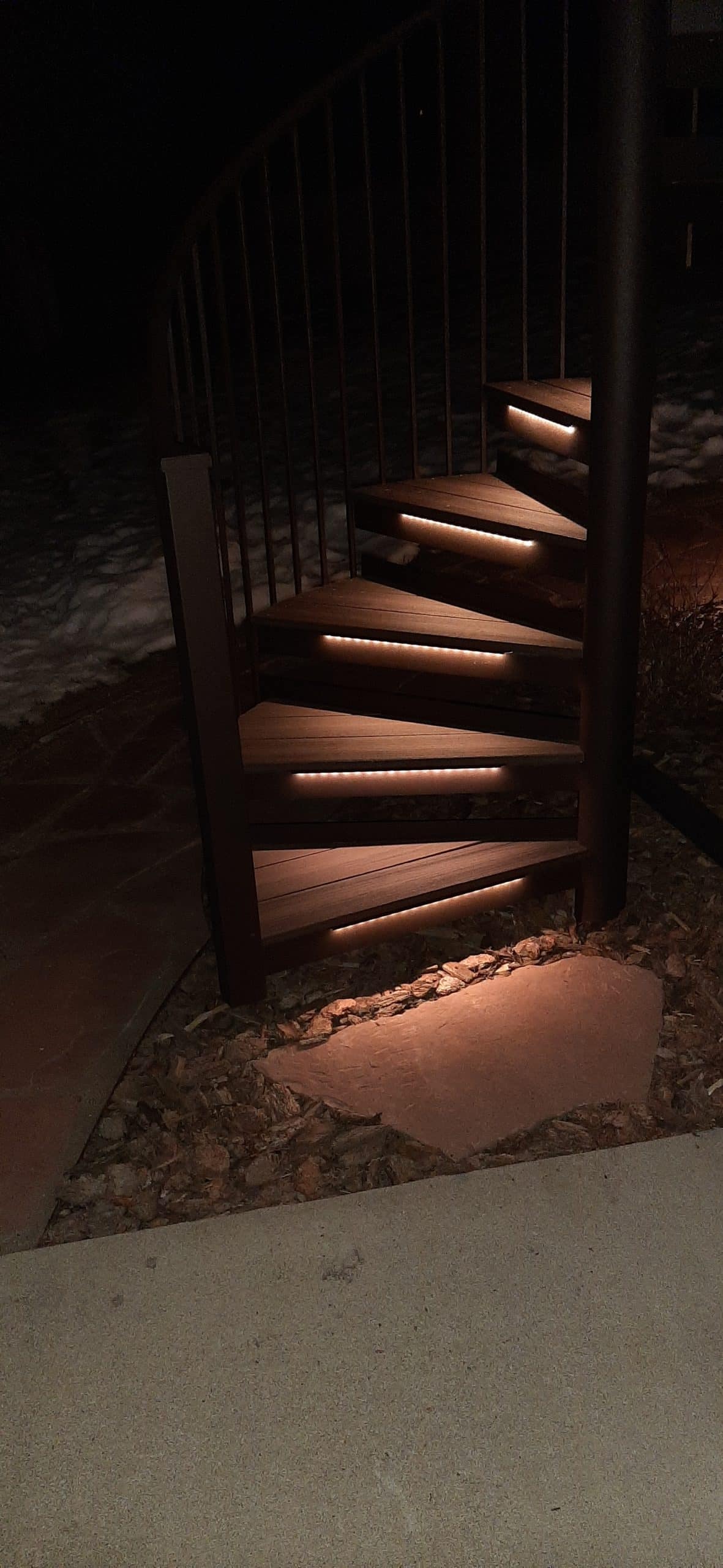 how does the no seem  light get installed to under corner stone steps?